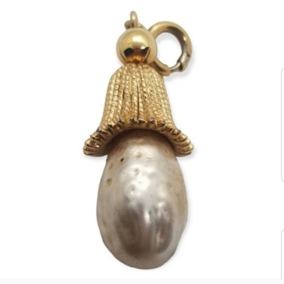 SARAH COVENTRY VINTAGE 1960S "FASHION PARADE" FAUX PEARL & GOLDTONED CHARM - Picture 1 of 3